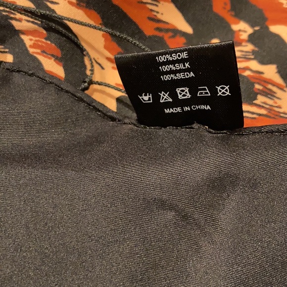 New with tag authentic sandro scarf 36”x36”💋💗 - Picture 4 of 5